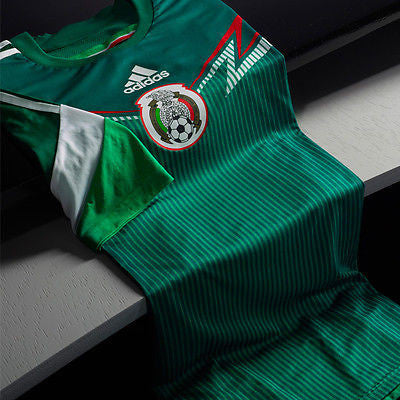 Vista superior detallada del Adidas México Authentic Match Adizero Home Jersey Copa Mundial FIFA 2014 (Art. G86986) con el diseño gráfico de rayos y los colores nacionales en Futbol90MX