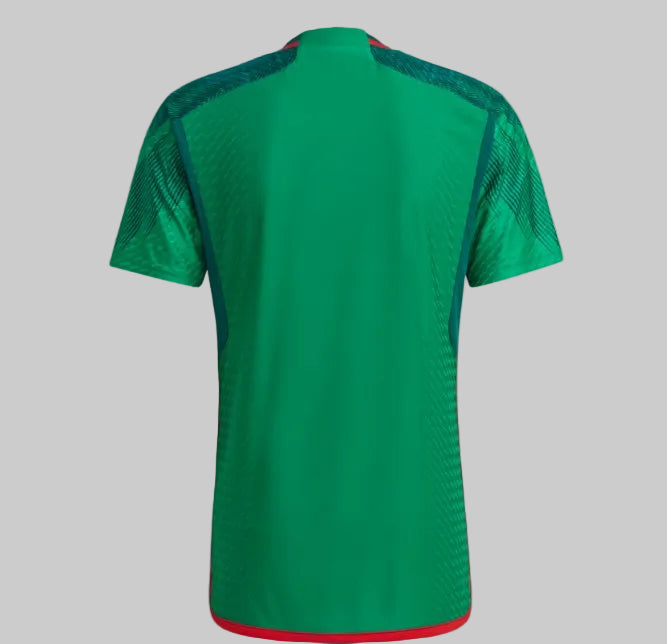 Vista trasera completa del jersey de local de México Mundial 2022, mostrando el corte Pro-Fit de la versión Authentic Match, en Futbol90MX
