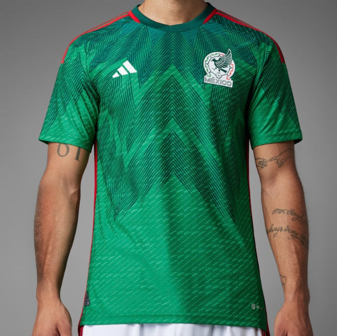 Primer plano del escudo termosellado de la Selección Mexicana en el jersey adidas de local Mundial 2022, calidad Authentic Match, stock Futbol90MX