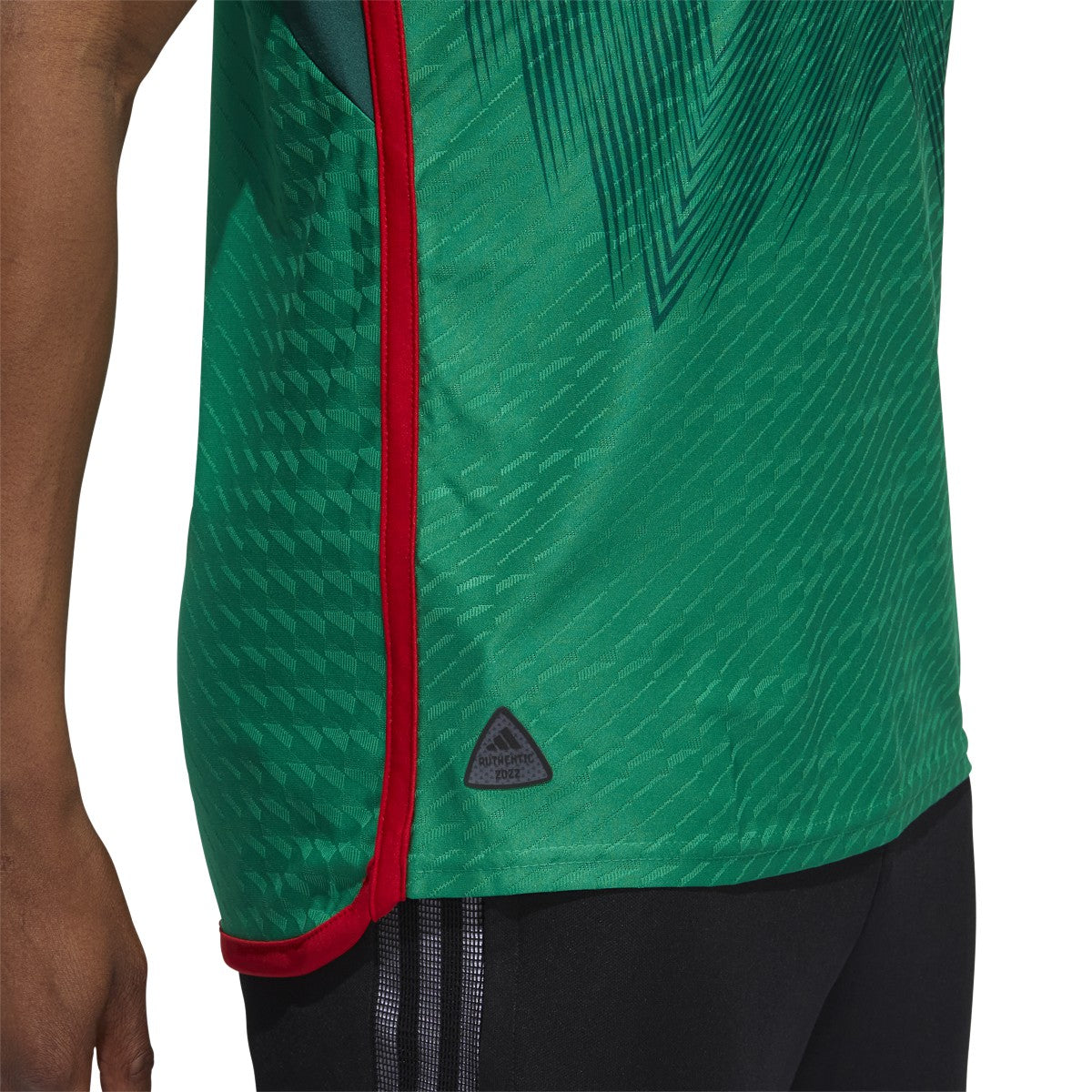 Primer plano del tejido técnico HEAT.RDY en el jersey authentic matchde local México Mundial 2022, mostrando la textura de alta transpirabilidad.