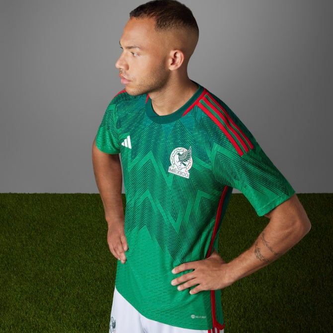Detalle de la construcción del cuello ergonómico en el jersey Adidas de local México Mundial 2022, versión Authentic Match.