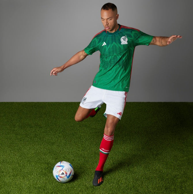 Jersey Adidas de local México Mundial 2022 versión Authentic Match, vista lateral angulada para mostrar el corte slim-fit de atleta profesional.