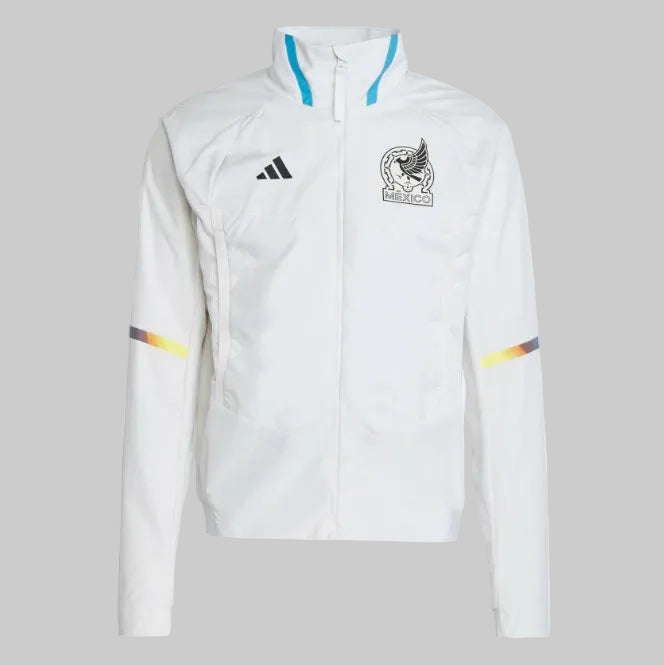 Detalle de las franjas Horizon Line con degradado azul a oro en las mangas de la chamarra México 2022. Elemento de diseño icónico del Mundial de Qatar preservado en estado Deadstock.
