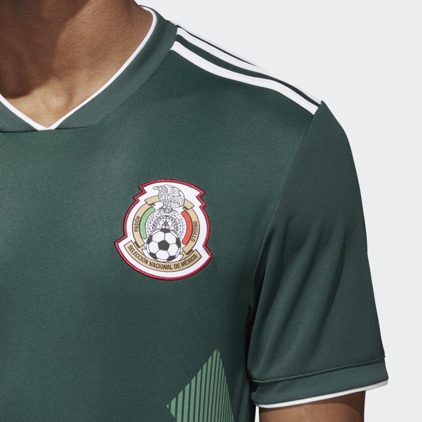 Acercamiento al Escudo bordado FMF Jersey Adidas México local Mundial 2018 Futbol90MX
