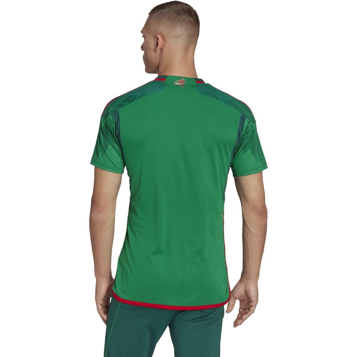 Vista posterior del Jersey adidas Mexico Copa Mundial 2022, mostando detalles en hombros y nuca