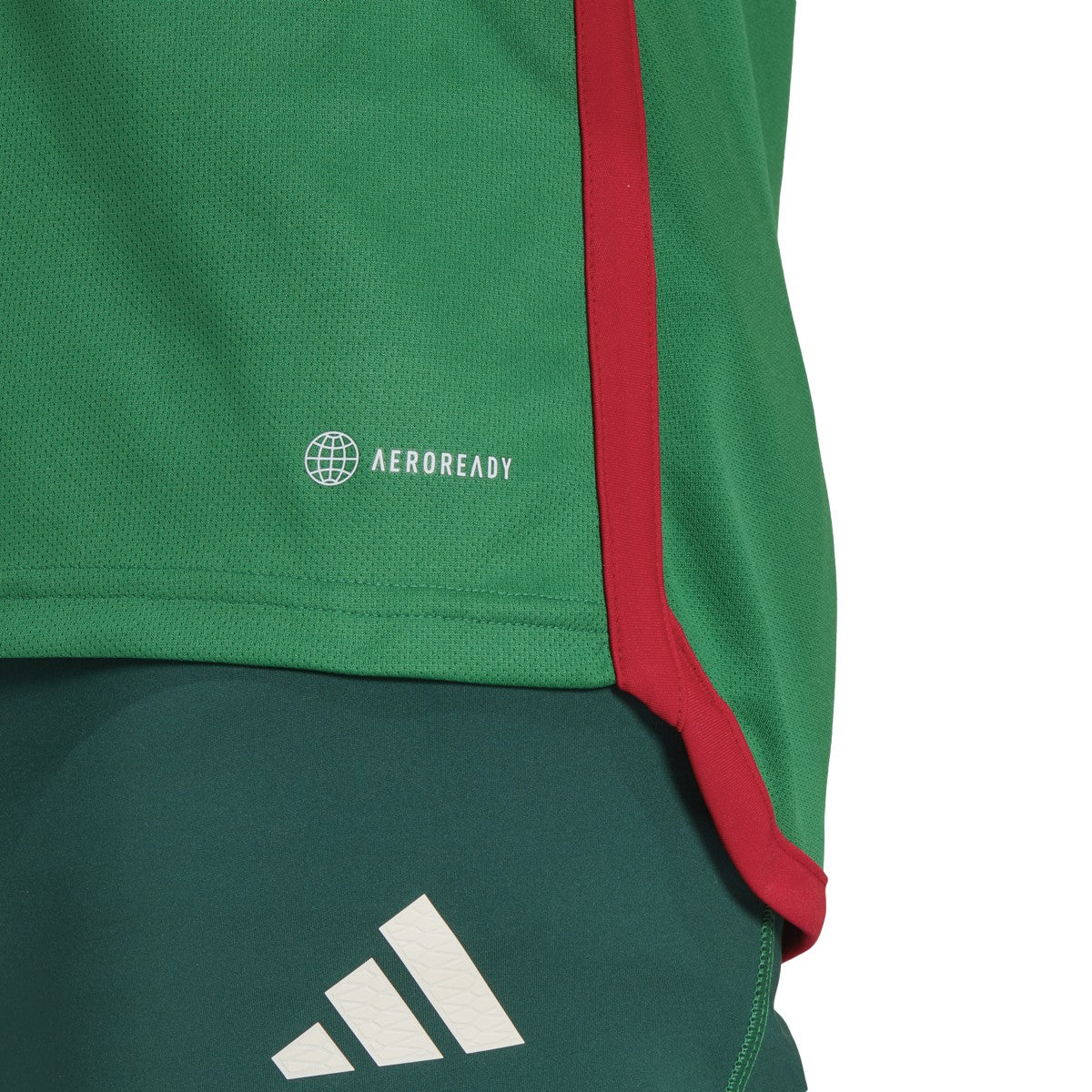 Logotipo AEROREADY impreso en la parte inferior del jersey México Home 2022.