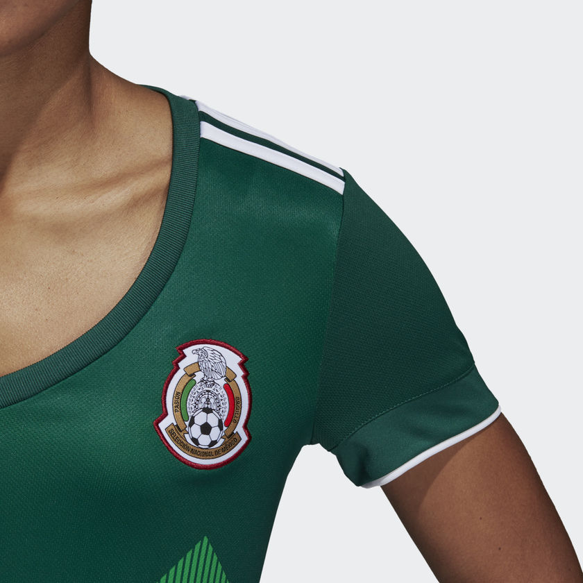 Primer plano de escudo de la Selección Nacional de México bordado en alta densidad sobre tejido Climalite verde esmeralda original