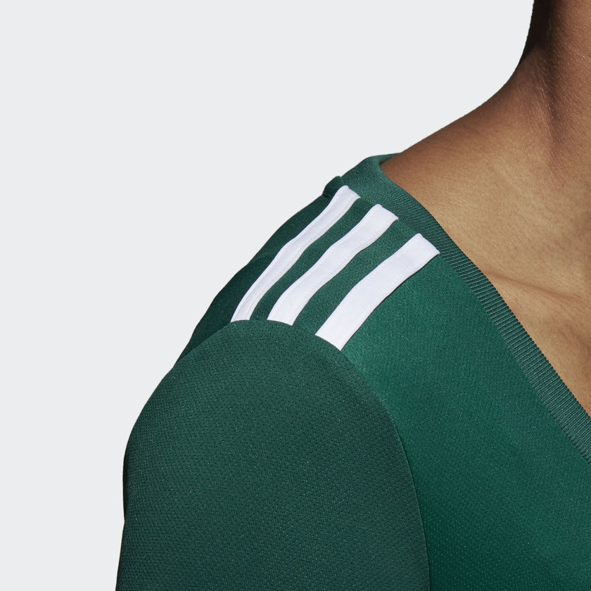 Vista de las 3 rayas de Adidas en hombros del jersey para mujer de Mexico para La Copa MundialmFIFA 2018