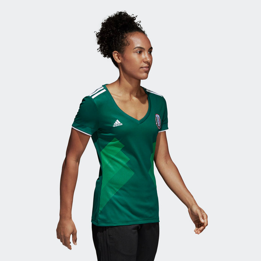 Detalle de ingeniería de diseño Adidas 2018 paneles laterales gráficos inspirados en los años 90 sobre jersey de dama auténtico