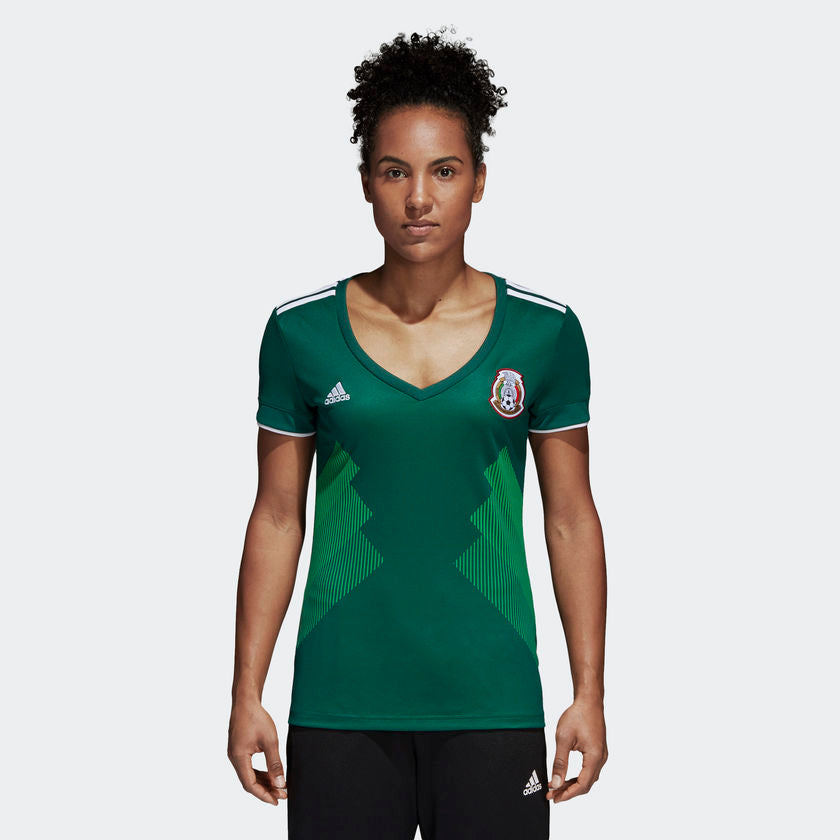 Vista detallada de cuello en V y ajuste Slim Fit de la equipación femenina de México 2018 pieza de archivo preservada