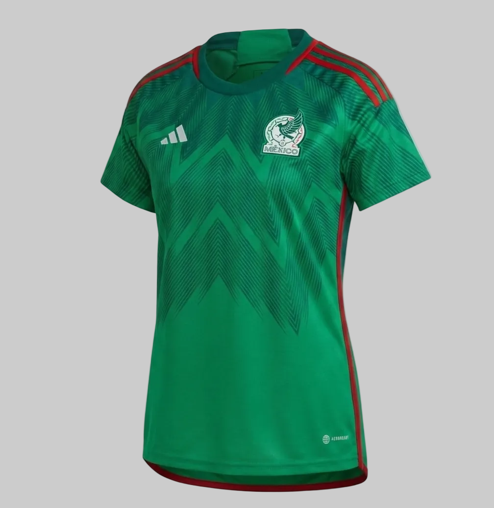 Vista lateral del jersey Adidas México Femenil 2022 código HE8847. Se observa el corte ergonómico Women’s Performance y las tres franjas rojas icónicas en los hombros. Vault Status Futbol90MX