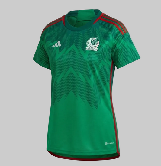 Vista lateral del jersey Adidas México Femenil 2022 código HE8847. Se observa el corte ergonómico Women’s Performance y las tres franjas rojas icónicas en los hombros. Vault Status Futbol90MX