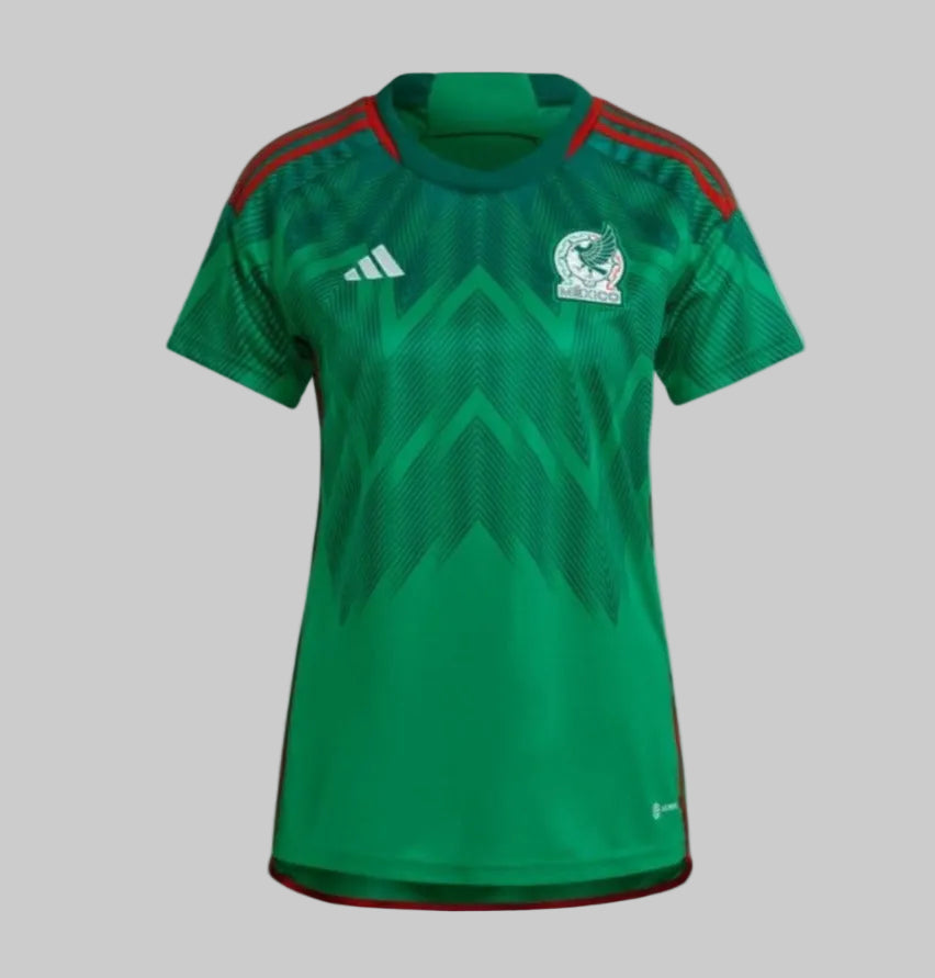 Jersey Adidas México Home Femenil 2022 edición Copa Mundial FIFA Qatar. Vista frontal completa con patrón de plumaje verde y escudo nacional. Estado Deadstock 10/10 verificado por Futbol90MX, codigo HE8847