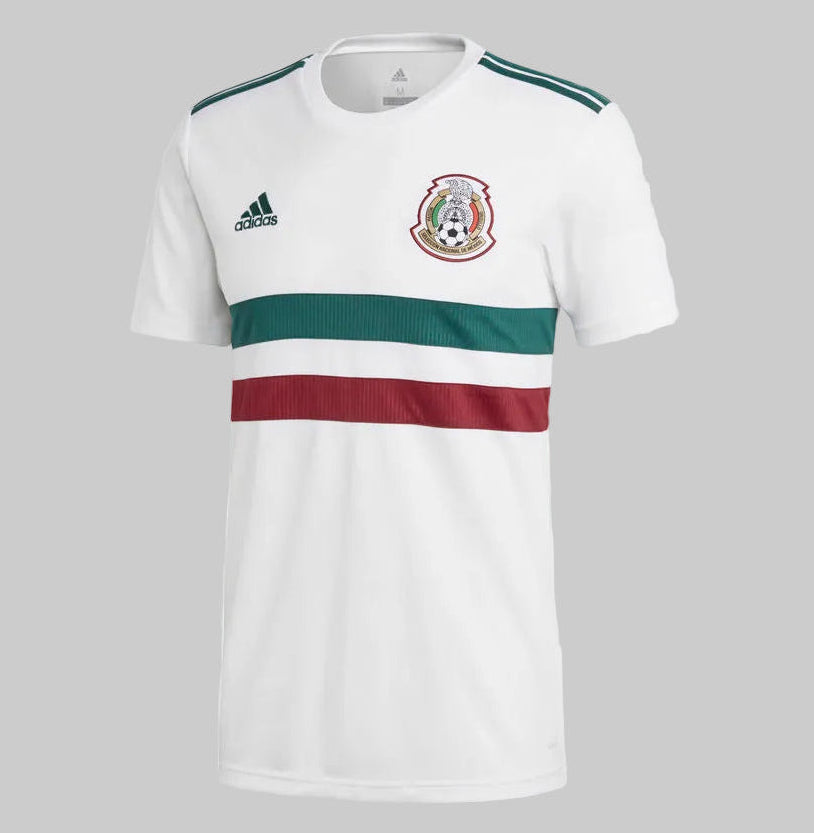Jersey oficial adidas BQ4689 de visitante Selección Mexicana Mundial Rusia 2018 en color blanco con doble franja horizontal verde y guinda, diseño retro inspirado en 1978.