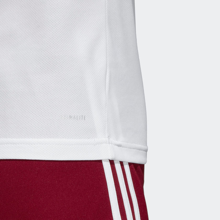 Primer plano del tejido con tecnología Climalite de Adidas, mostrando las microfibras transpirables diseñadas para el alto rendimiento en el Mundial de Rusia.