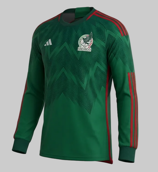 Vista frontal del jersey de fútbol Adidas HE8850 de la Selección de México versión local manga larga para la Copa Mundial de la FIFA 2022, en color verde con las tres franjas rojas de Adidas y el escudo modernizado de la federación en Futbol90MX