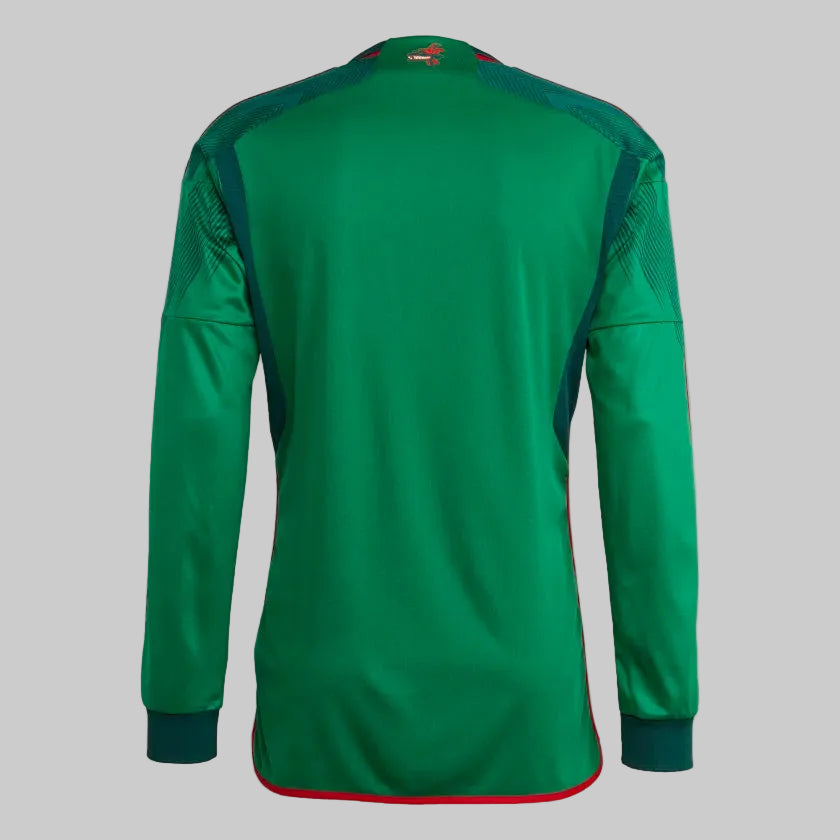 Vista posterior del jersey de colección de la Selección de México Mundial 2022 manga larga, mostrando el gráfico de archivo termotransferido de la deidad prehispánica Quetzalcóatl en la zona trasera del cuello en Futbol90MX