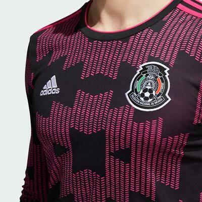 Primer plano del escudo oficial de la Selección Nacional de México y el logotipo de Adidas bordados en el pecho del jersey manga larga FT9650 en Futbol90MX.