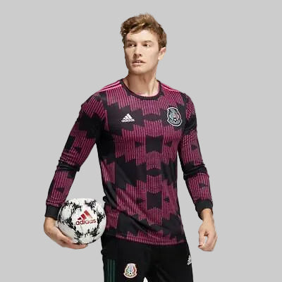 Vista de detalle del cuello redondo y la tecnología de rendimiento AEROREADY del jersey Adidas México FT9650 en Futbol90MX