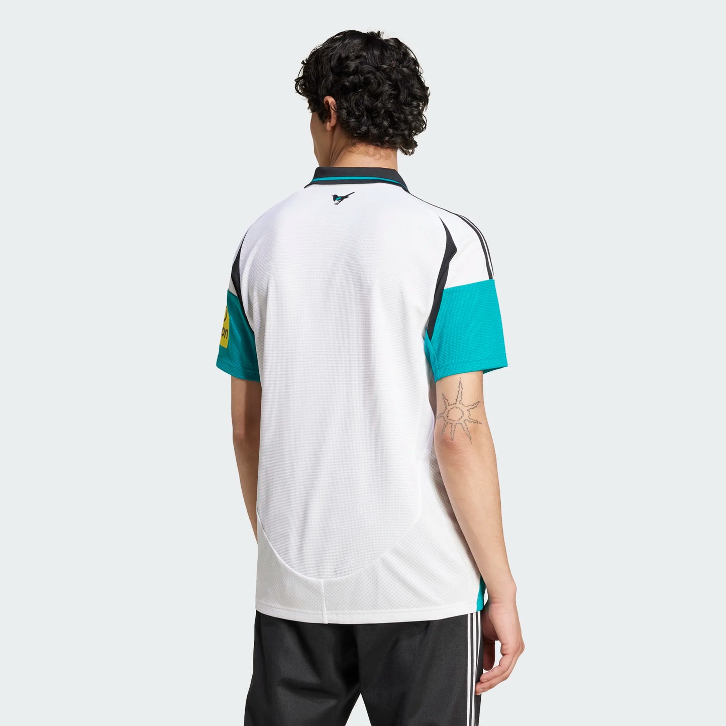 Espalda con detalles negro y verde en Jersey Adidas Tercero de Newcastle United FC 2024/25