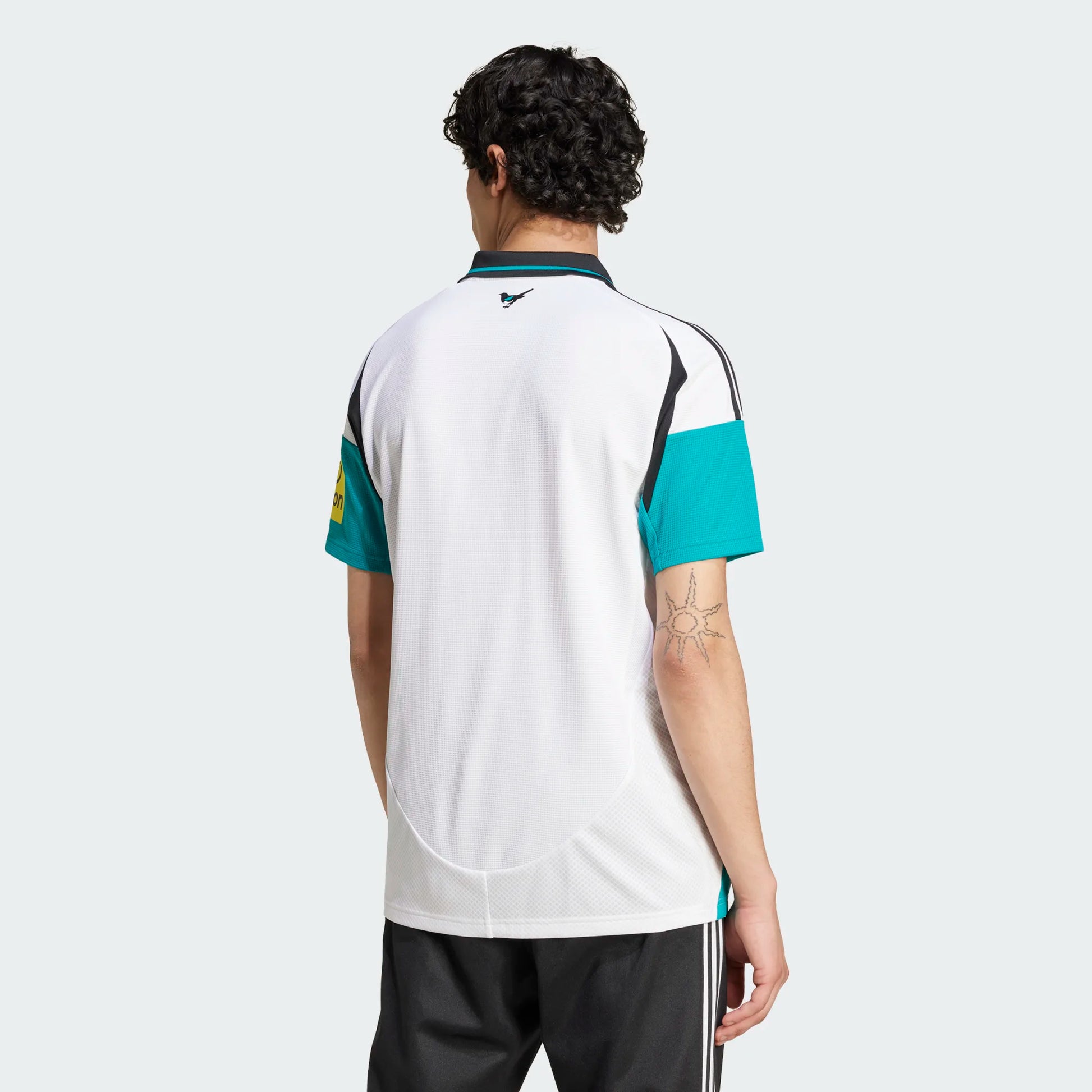 Espalda con detalles negro y verde en Jersey Adidas Tercero de Newcastle United FC 2024/25