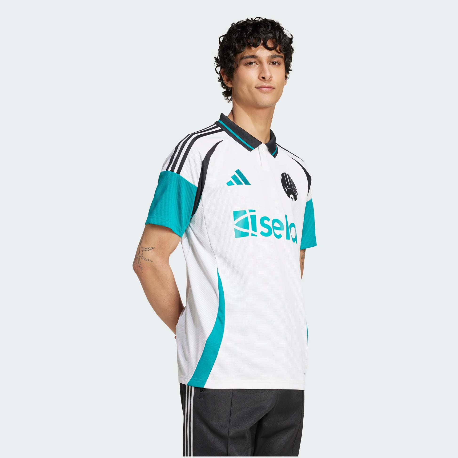 Jersey Adidas Tercero de Newcastle United FC 2024/25 con detalles retro