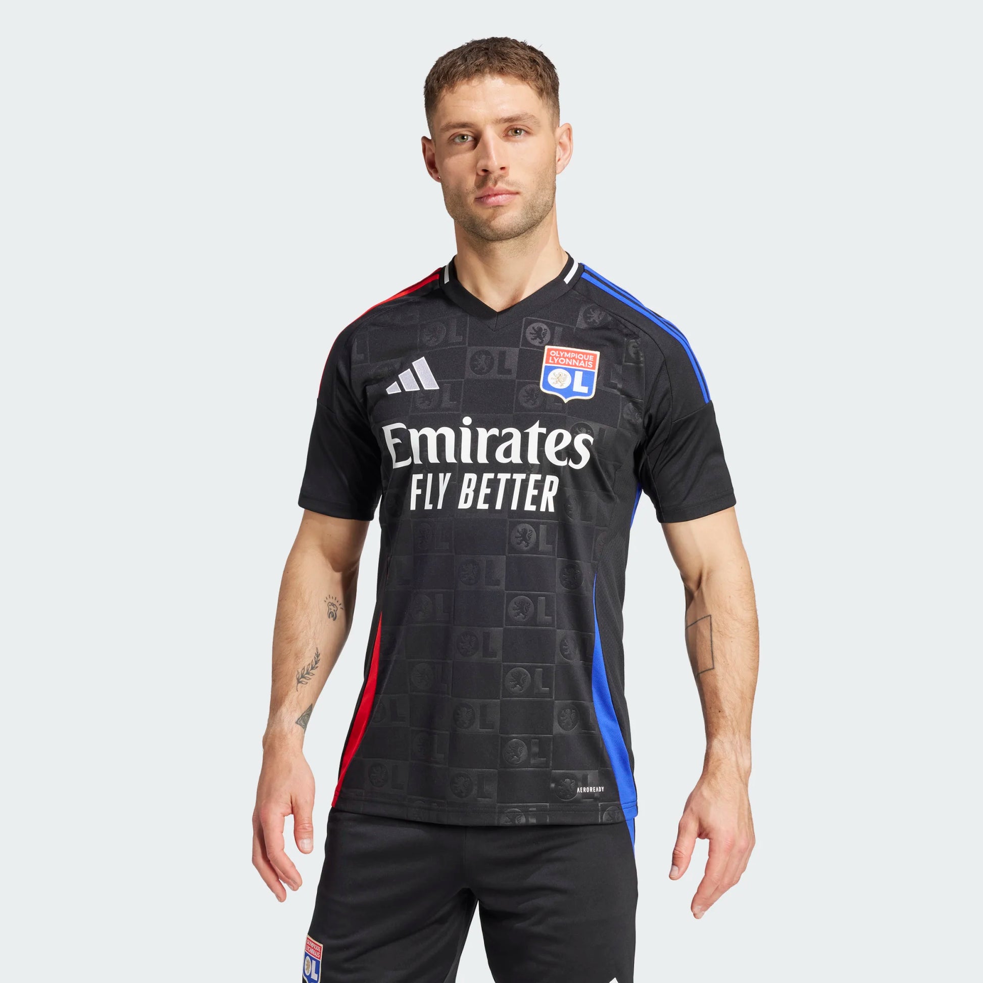 Vista frontal del jersey Lyon Away 2024-25 con patrocinador Emirates Fly Better y cuello en V, versión fan con corte regular.