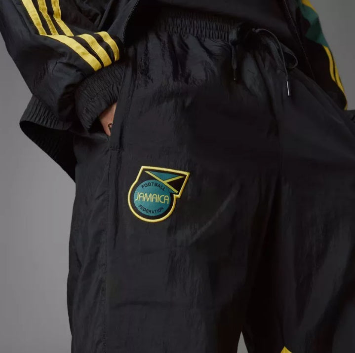 Escudo oficial bordado de la Federación de Fútbol de Jamaica (JFF) sobre tejido técnico de nylon negro.