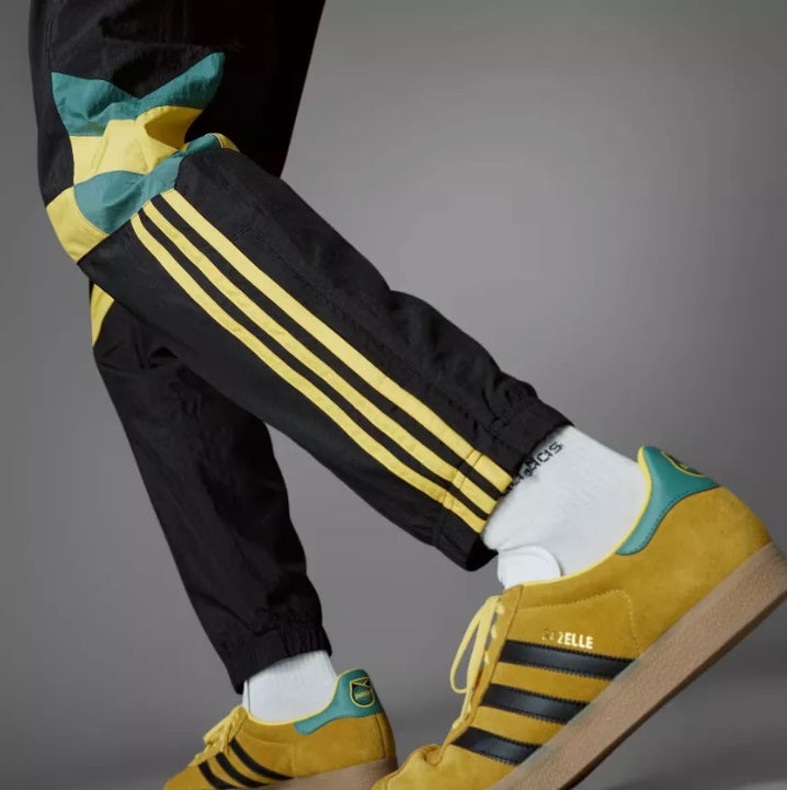 Detalle de los puños elásticos en los tobillos que proporcionan un ajuste cónico y moderno de estilo retro
