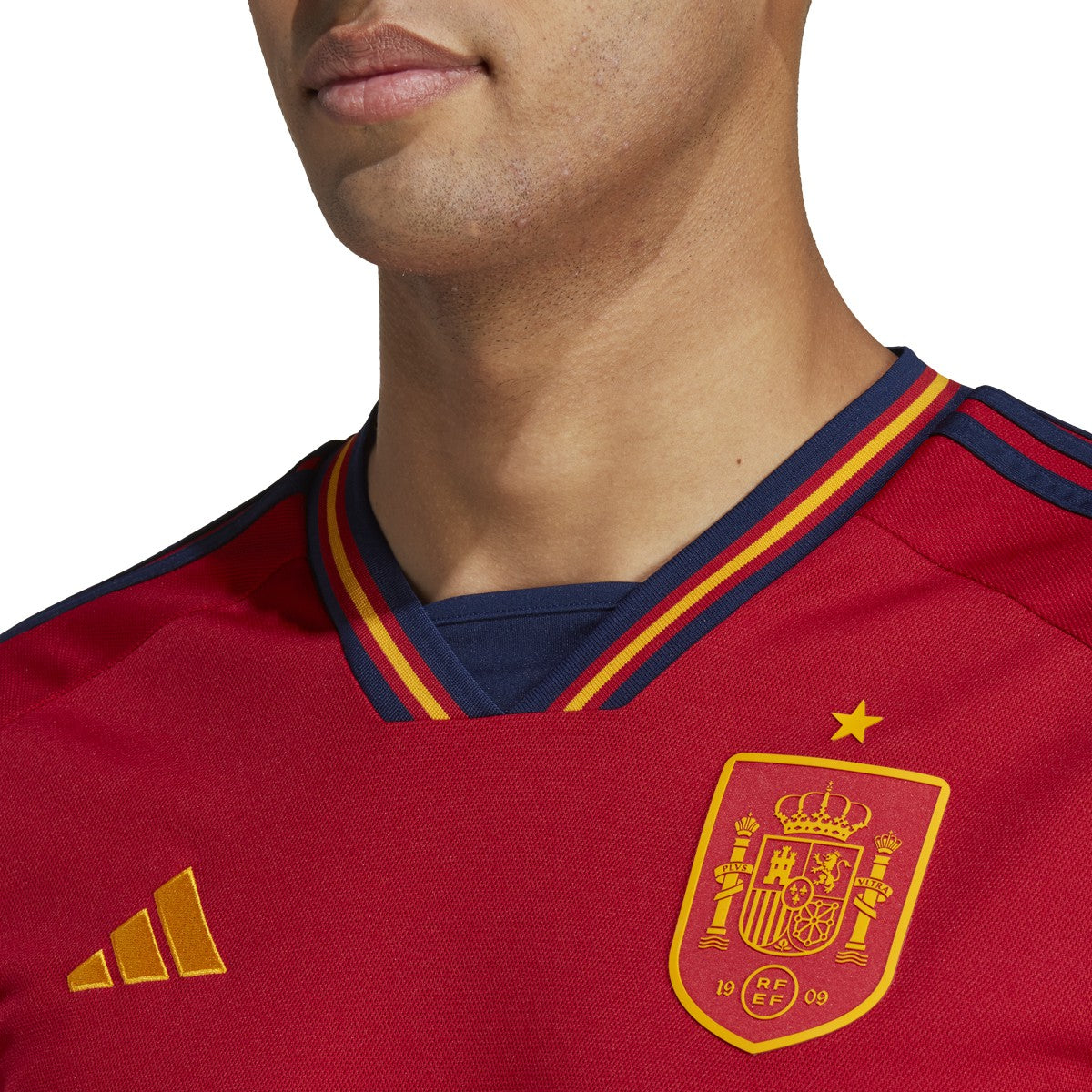 Detalle del escudo oficial de la RFEF adidas logo en jersey de local España Mundial 2022, calidad Archive Grade, stock Futbol90MX