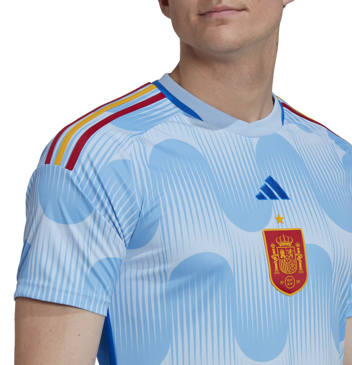 Detalle del escudo oficial de la RFEF y dorsal número 10 en jersey de visita España 2022, calidad Archive Grade
