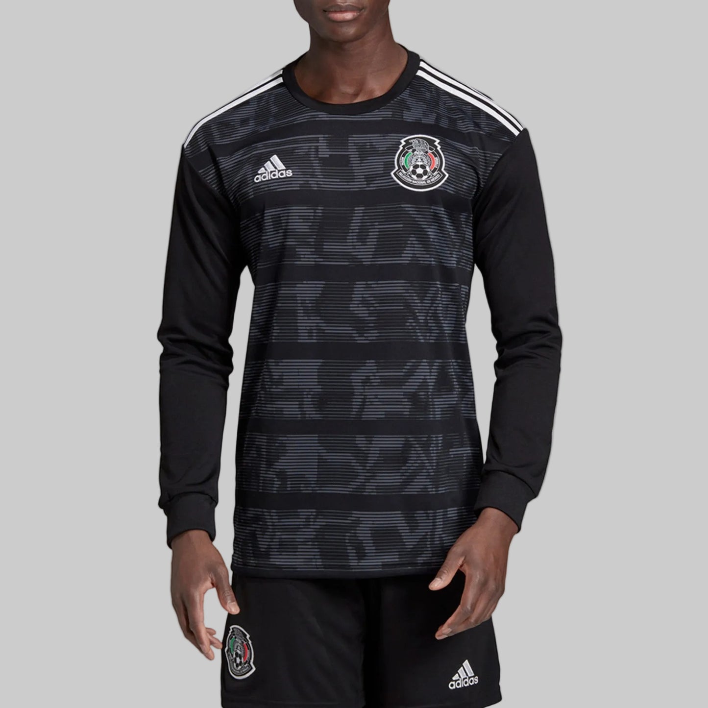 Primer plano de los detalles técnicos, escudo de la FMF y logo Adidas en jersey oficial de Raul de México 2019, pieza autenticada en Futbol90MX