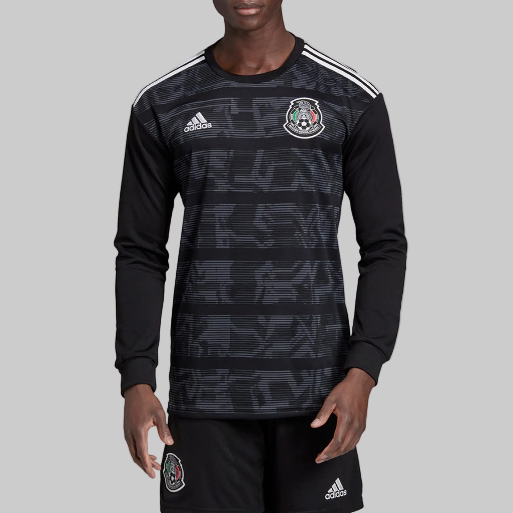 Primer plano de los detalles técnicos, escudo de la FMF y logo Adidas en jersey oficial de Raul de México 2019, pieza autenticada en Futbol90MX
