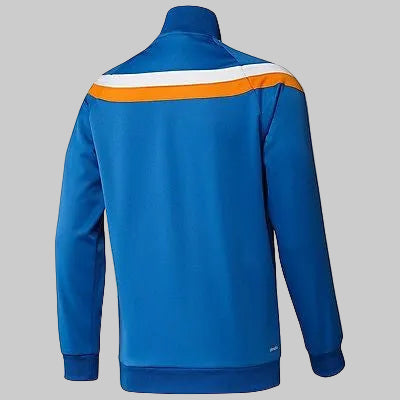 Vista trasera de la chamarra de pista Adidas Real Madrid 2013/14 (G89944), exhibiendo el diseño limpio en tono azul brillante con las franjas horizontales características en los hombros y la espalda