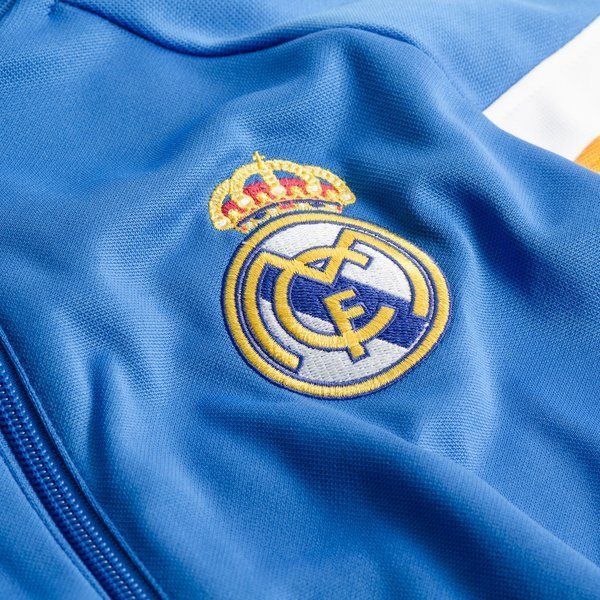 Primer plano del escudo oficial bordado del Real Madrid en la chamarra de pista Anthem 2013/14 (G89944), disponible en Futbol90MX