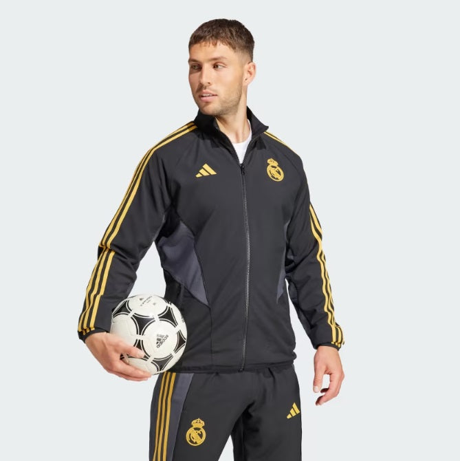 Detalle de los paneles de ventilación y textura del tejido técnico en la chamarra Real Madrid Euro 2023/2024.