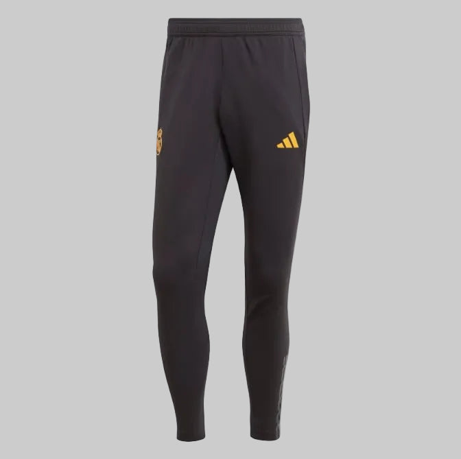 Pantalones de entrenamiento Adidas Real Madrid Euro 2023/24  IB0041 color negro con detalles dorados, corte slim fit con escudo oficial.