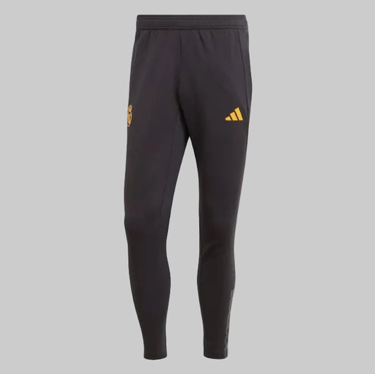 Pantalones de entrenamiento Adidas Real Madrid Euro 2023/24  IB0041 color negro con detalles dorados, corte slim fit con escudo oficial.