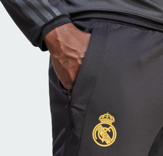 Detalle del escudo del Real Madrid y logotipo Adidas termoaplicados en color dorado Preloved Yellow, colección europea 2023/24.