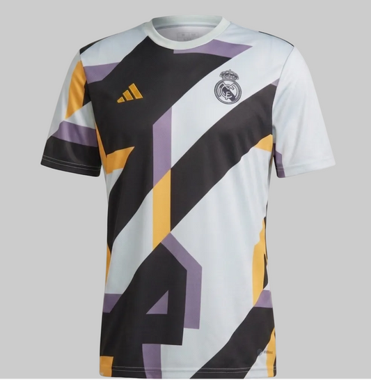 Jersey Adidas Real Madrid Pre-Match 2023-24 lateral código IB0877 patrón geométrico púrpura y dorado Futbol90MX