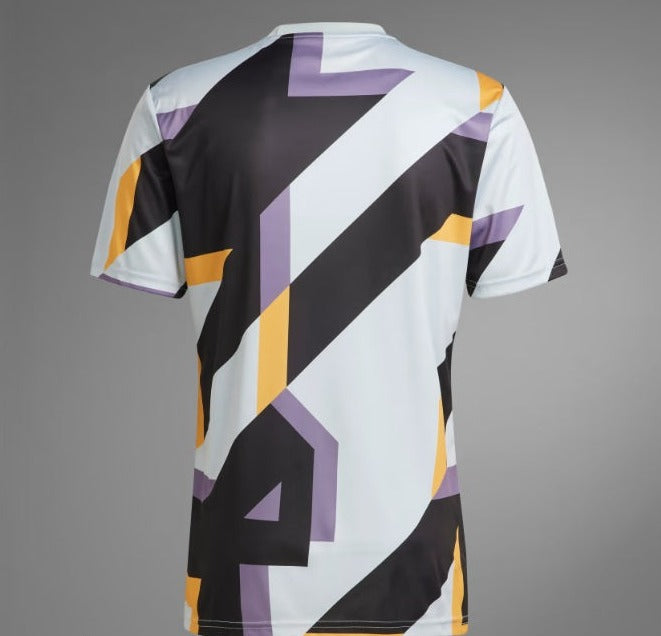 Jersey Adidas Real Madrid Pre-Match 2023-24 espalda código IB0877 patrón geométrico púrpura y dorado Futbol90MX