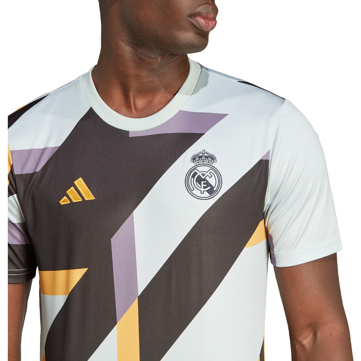 Escudo monocromático Real Madrid y logo Adidas dorado en Jersey de entrenamiento temporada 2023-24 oficial
