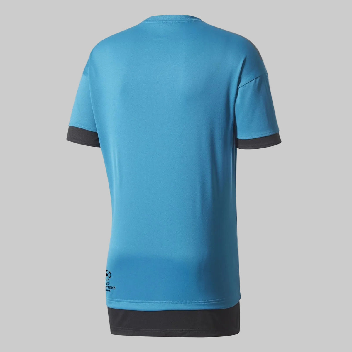 Vista trasera del jersey de entrenamiento Adidas Real Madrid 2017/18 (BQ7840), exhibiendo el diseño limpio en tono azul brillante y la caída del tejido técnico en la espalda, stock Futbol90MX