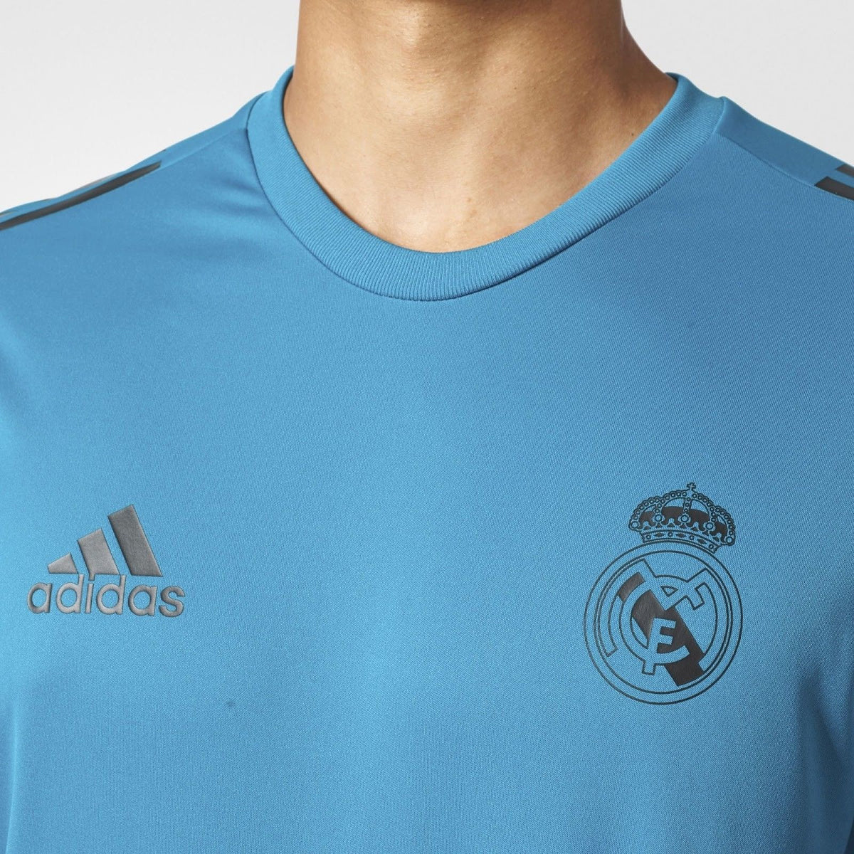 Primer plano frontal del jersey de entrenamiento Adidas Real Madrid 2017/18 (BQ7840), destacando el escudo oficial del club y el logotipo de Adidas termosellados sobre el pecho, en Futbol90MX