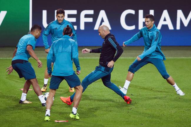 ADIDAS REAL MADRID JERSEY DE ENTRENAMIENTO UEFA CHAMPIONS LEAGUE 2017/18 7
