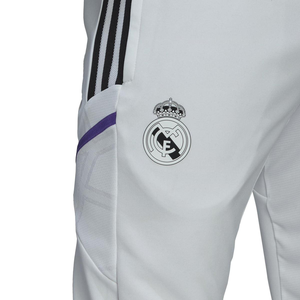 Primer plano del escudo del Real Madrid y el isotipo de adidas en los pantalones de entrenamiento 2022/23 (Ref. HG4008) en Futbol90MX