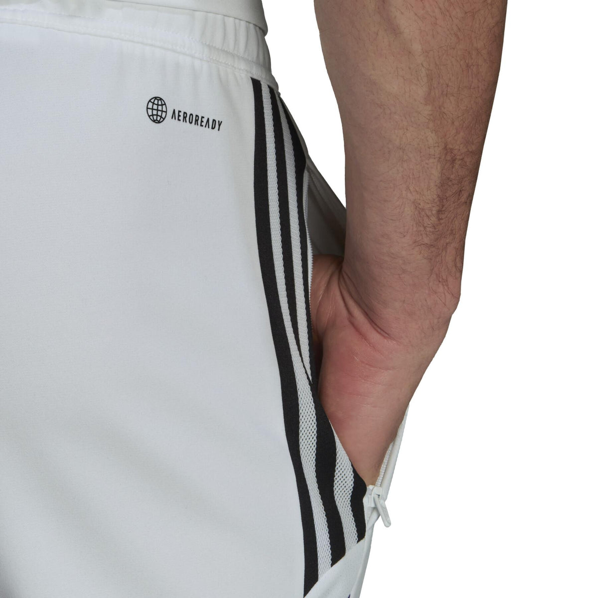 Primer plano del tejido técnico con tecnología de transpirabilidad AEROREADY en el pantalón 1/2 de entrenamiento Adidas Real Madrid 2022/23 (Ref. HG4008) en Futbol90MX.