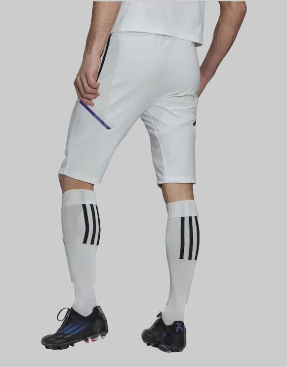 Vista posterior del modelo portando los pantalones de entrenamiento Adidas Real Madrid 2022/23 (Ref. HG4008) con detalles de ajuste en la Historical Archive Boutique de Futbol90MX