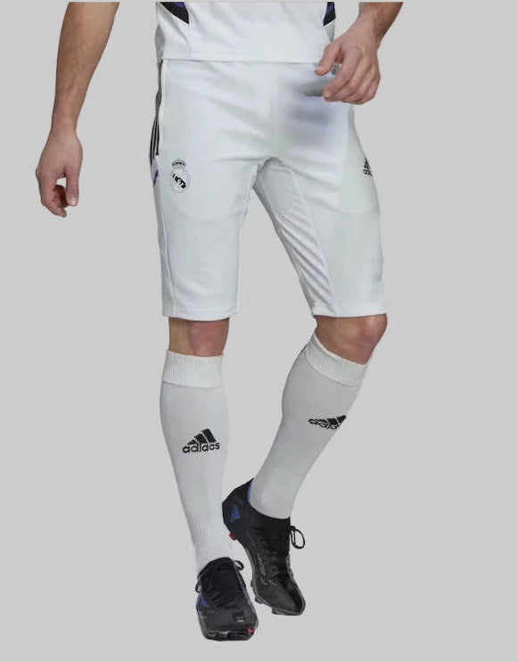 Vista frontal del modelo usando los pantalones de entrenamiento Adidas Real Madrid 1/2 Training Pants 2022/23 (Ref. HG4008) en la Historical Archive Boutique de Futbol90MX