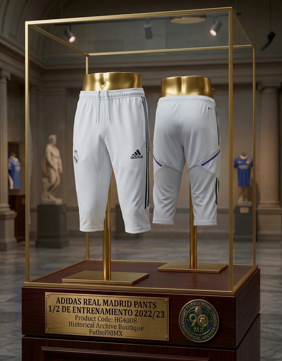 Vista de Exhibición de archivo de los pantalones de entrenamiento Adidas Real Madrid 2022/23 (Ref. HG4008) en una vitrina de colección de la Historical Archive Boutique en Futbol90MX